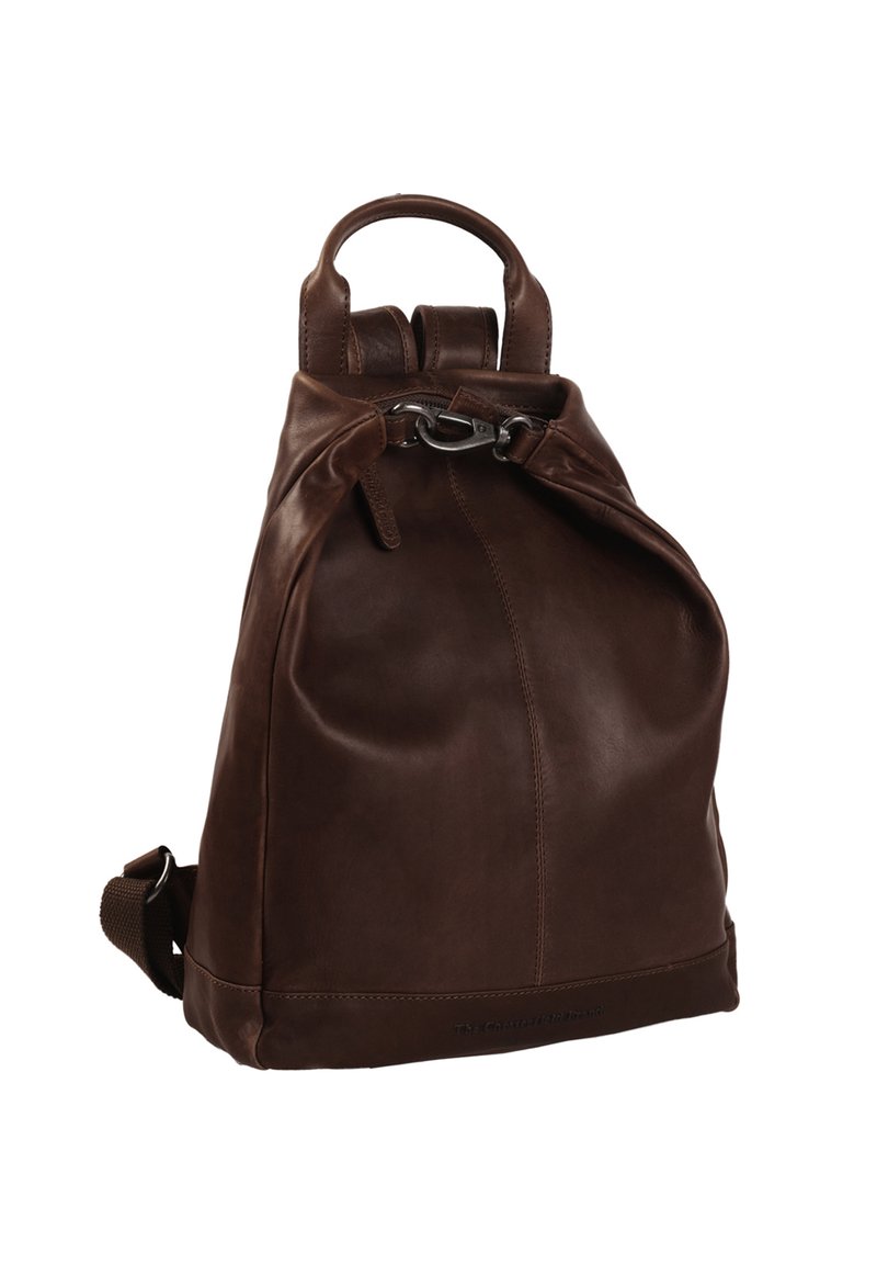 Sac à dos en cuir marron avec un design arrondi, des bretelles réglables et une poignée supérieure. Il dispose d'un fermoir sécurisé et d'une texture douce.