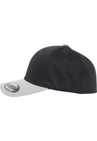 Cappellino nero con visiera grigia, realizzato in tessuto. Presenta una superficie liscia e una fascia posteriore regolabile. Include un'etichetta rotonda sulla visiera.
