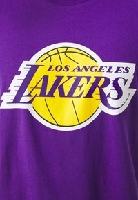 New Era NBA LOS ANGELES LAKERS PANEL OVERSIZED TEE - T-shirts print - purple