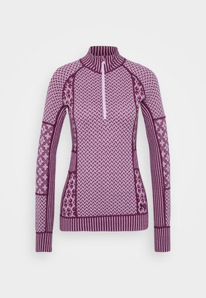 Lila pulover z dolgimi rokavi in pol-zip zapenjanjem, ki prikazuje geometrijske vzorce in črtaste poudarke na rokavih in robu.