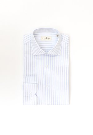 Camisa de vestir a rayas azul claro y blanca, hecha de una tela de textura suave. Presenta un cuello clásico, cierre frontal de botones y mangas largas.
