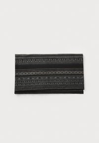 Schwarz gemustertes Gewebe mit filigranen grauen Designs. Es hat eine weiche Textur und ist zu einer rechteckigen Form gefaltet.
