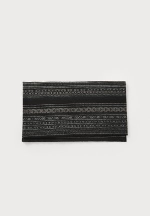 Tecido preto com estampado intrincado em cinza. Apresenta uma textura suave e está dobrado em forma retangular.