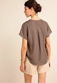 Next SHORT SLEEVE OVERHEAD STANDARD - Palaidinė - chocolate brown