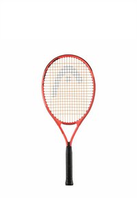Rode tennisracket met een gestructureerde zwarte grip, voorzien van een open snarenpatroon en een onderscheidend logoontwerp in het midden van de snaren.