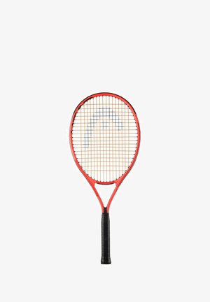 Raqueta de tenis roja con un agarre texturizado negro, que presenta un patrón de cuerdas abierto y un diseño de logotipo distintivo en el centro de las cuerdas.
