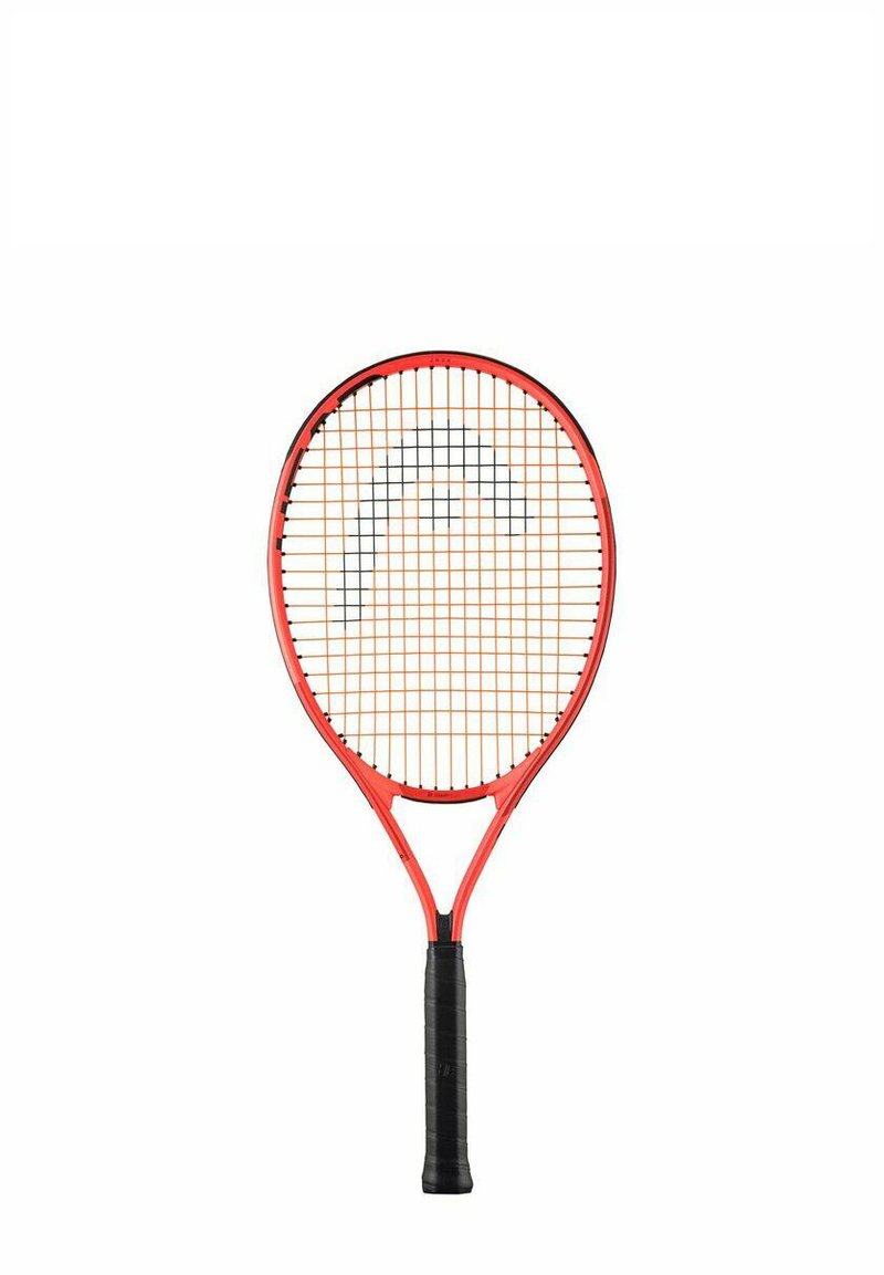 Rode tennisracket met een gestructureerde zwarte grip, voorzien van een open snarenpatroon en een onderscheidend logoontwerp in het midden van de snaren.