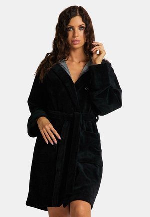 Robe noire en peluche avec un col châle, doublure grise, deux poches à l'avant et une ceinture assortie à la taille. Texture douce et design longueur genoux.