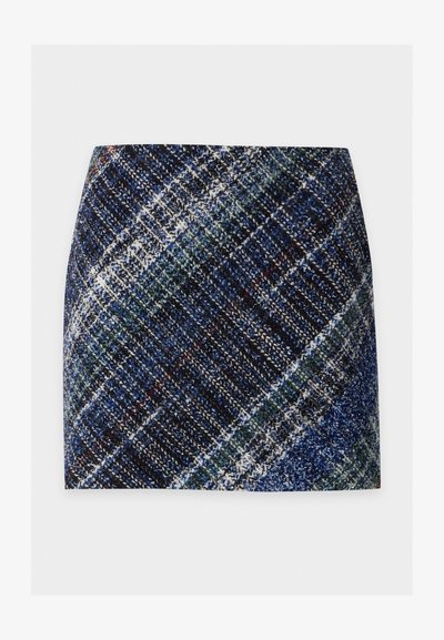 Jupe longueur genou avec motif à carreaux diagonaux bleu, vert, blanc et noir en tissu tissé texturé.