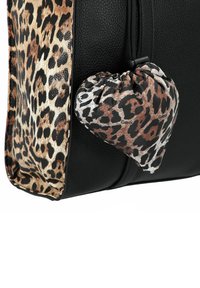 Schwarze Kunstledertasche mit Akzenten im Leopardenmuster. Faltbare Tasche im Leopardenmuster, die mit einem Kordelzugverschluss befestigt ist.