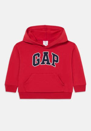 Rote Kapuzenjacke mit großem marineblauen "GAP"-Schriftzug auf der Brust und einer Front-Kängurutasche, entworfen für Kinder.