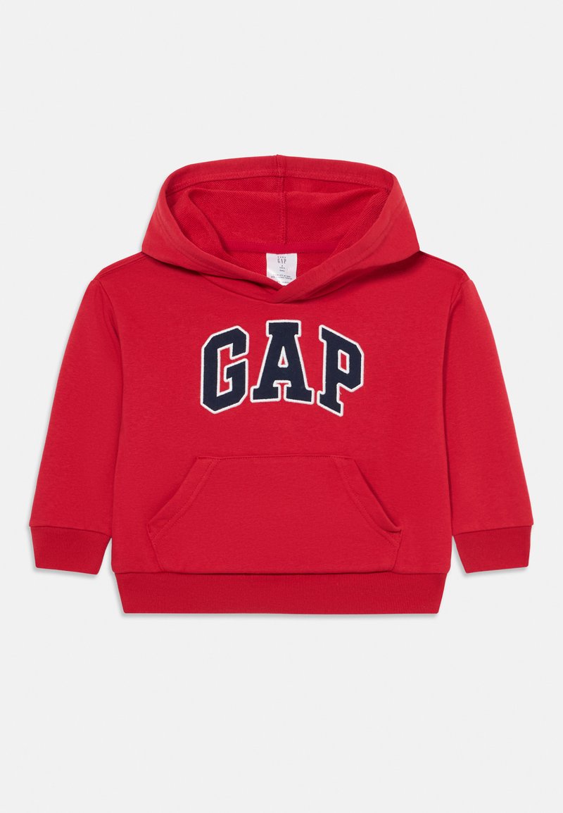 Felpa con cappuccio rossa con grande testo "GAP" blu navy sul petto e tasca a marsupio anteriore, progettata per bambini.