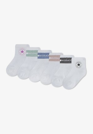 Sechs Paar weiße Knöchelsocken mit Converse All Star-Logos und Streifen in Lila, Grün, Blau, Orange, Schwarz und Schwarz an den Bündchen.