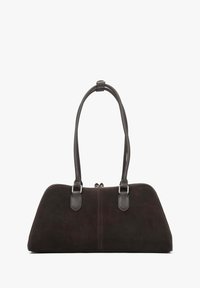 Sac à main en daim marron foncé avec une forme angulaire et structurée. Il est doté de deux poignées en cuir et d'une fermeture éclair sur le dessus.