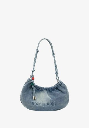 Farmer anyagtáska fonott pánttal, csomózott részletekkel, piros és zöld gyöngyökkel, valamint dombornyomott "Desigual" logóval az elején.