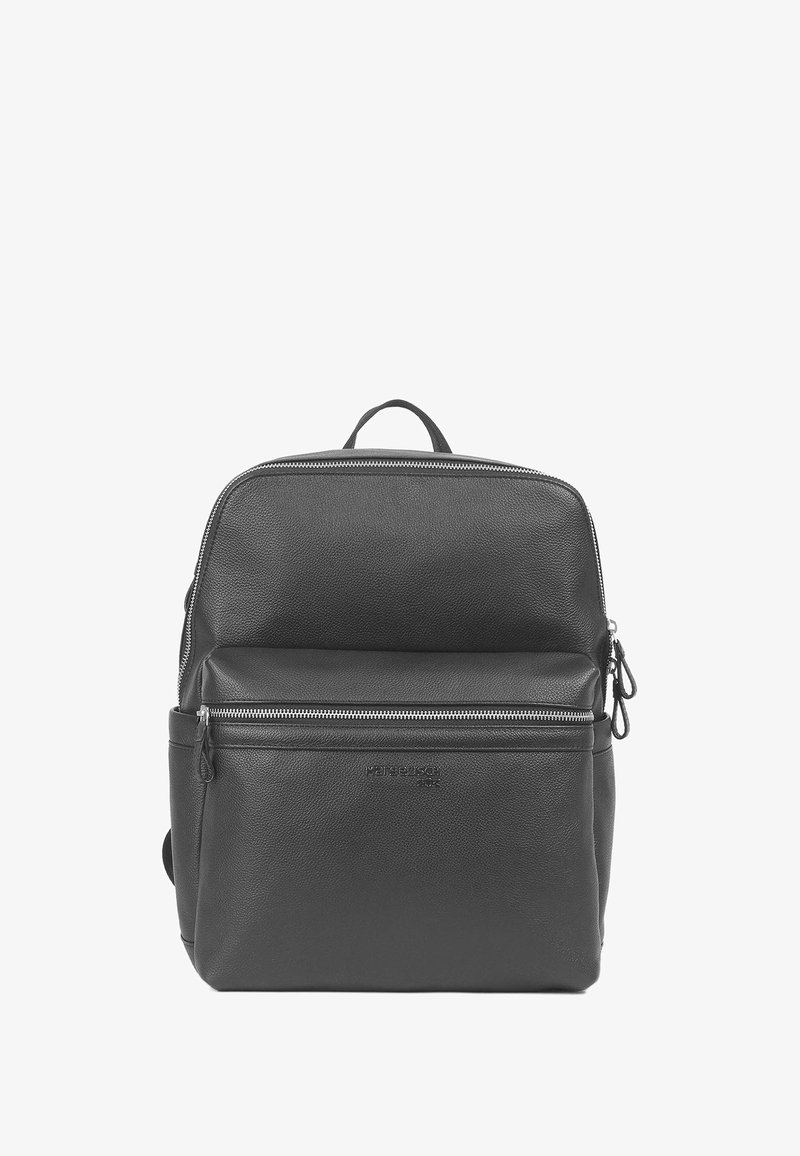 Svart läderryggsäck med en texturerad yta, utrustad med ett handtag upptill, två zippered fack, och en logodetalj på framsidan.