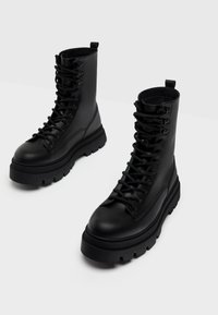 Bershka Stivaletti stringati - black