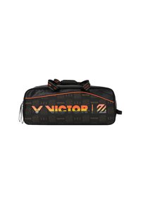 Sort sports bag med orange og gul "VICTOR" logo. Har en glat tekstur, dobbelte håndtag og en lynlåslomme på siden.