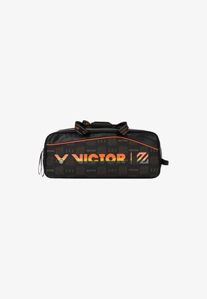 Sort sportstaske i duffel stil med orange og hvit "VICTOR"-logo, geometriske mønstre, justerbar strop og slidstærkt materiale.