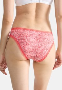 Rot und pink gemusterte Bikini-Unterwäsche mit Spitzenbesatz, aus einem weichen Baumwollmaterial und mit mittelhohem Schnitt.