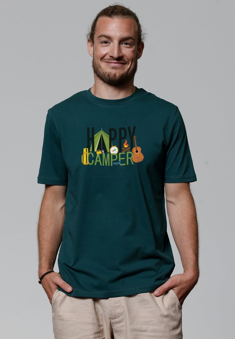 Donkerblauwe katoenen t-shirt met de tekst "HAPPY CAMPER" in verschillende kleuren en campingthema afbeeldingen, waaronder een tent en een gitaar.