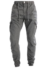Pantalon cargo gris avec taille et poignets élastiques, bouton à l'avant et cordon de serrage, et poches à rabat sur les deux cuisses.