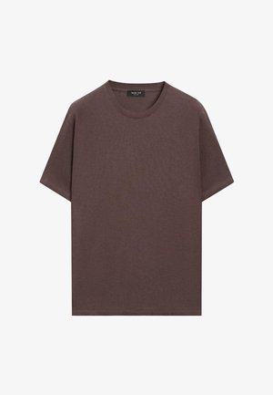 Brązowy bawełniany T-shirt z okrągłym dekoltem, krótkimi rękawami i luźnym krojem. Gładka tekstura i prosty design bez widocznych wzorów czy akcentów.