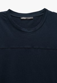 Mørkeblå slim-fit T-shirt med rund halsudskæring, glat tekstur og kontraststing detaljer over brystet. Letvægtsstof.