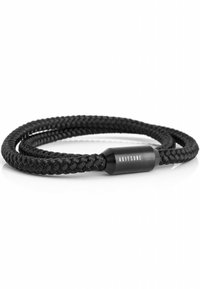 Crni pleteni kabel narukvica s glatkim, cilindričnim metalnim kopčanjem koje sadrži ugravirani tekst. Ukupni dizajn je minimalistički i elegantan.