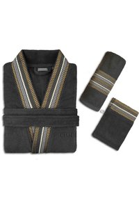 Schwarzer Frottee-Bademantel mit goldenen und silbernen gestreiften Akzenten am Kragen, kombiniert mit zwei passenden Handtüchern und einem kleinen Reißverschlusstäschchen.