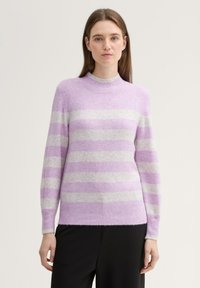 Helles lila gestreiftes Sweatshirt mit grauen horizontalen Streifen, mit hohem Kragen und langen Ärmeln, aus weichem, strukturiertem Material.