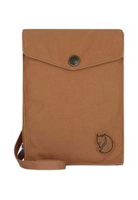 Borsa a tracolla in tessuto marrone con chiusura a patta e bottone automatico in metallo. Presenta un logo animale in rilievo e una tracolla per il trasporto.