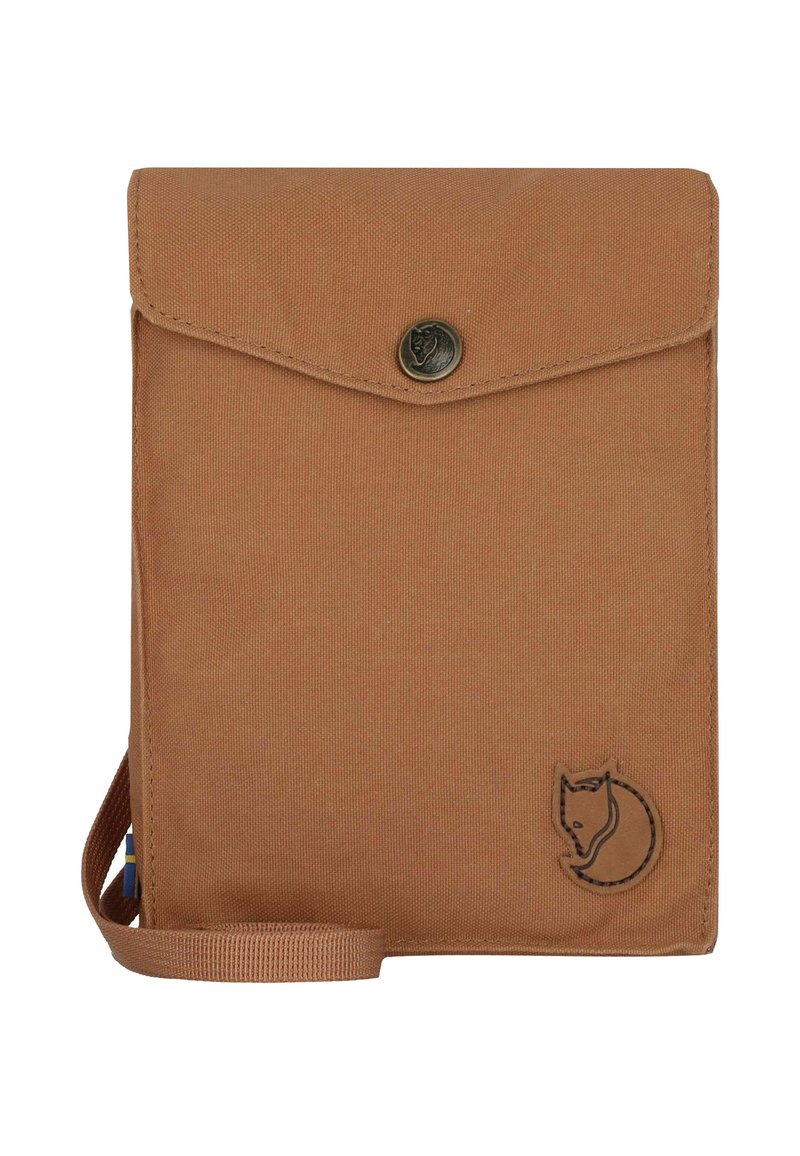 Borsa a tracolla in tessuto marrone con chiusura a patta e bottone automatico in metallo. Presenta un logo animale in rilievo e una tracolla per il trasporto.