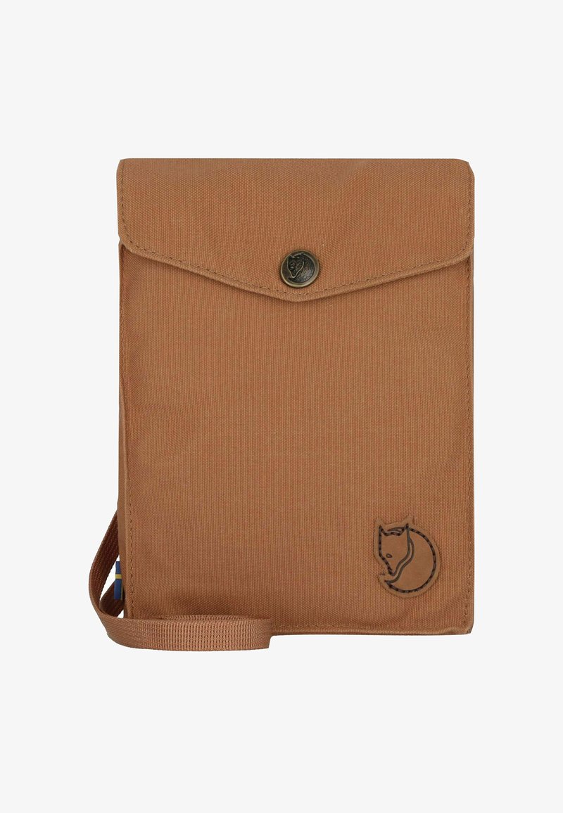 Borsa a tracolla in tessuto marrone con chiusura a patta e bottone automatico in metallo. Presenta un logo animale in rilievo e una tracolla per il trasporto.