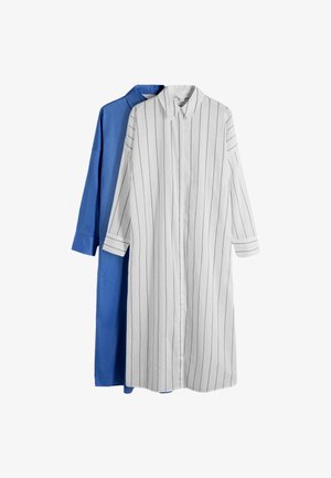 Abiti camicia a maniche lunghe con colletto; uno bianco con sottili righe verticali nere, uno blu tinta unita, entrambi al ginocchio con bottoni sul davanti.