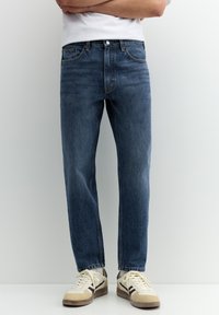 Blå denim jeans med lige pasform, der har synlige sømme, frontlommer, én knaplukning og slidt tekstur.