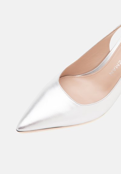 Ασημένιο δερμάτινο flat παπούτσι slingback με μυτερή μύτη και μπεζ εσωτερική επένδυση σε λευκό φόντο.