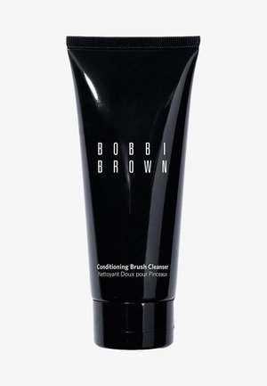 Schwarze Quetsch Tube mit glänzender Oberfläche. Das Frontetikett zeigt "BOBBI BROWN" in Weiß, mit "Conditioning Brush Cleanser" darunter.