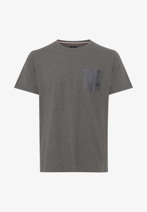 Pilkos medvilninės marškinėlius su apvaliu kaklu ir trumpomis rankovėmis. Kairėje pusėje yra tekstūrinė tamsiai mėlyna kišenė.