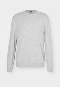 Pull à col rond gris clair en maille douce, avec manches longues et poignets et ourlet côtelés. Design simple et sans coutures.