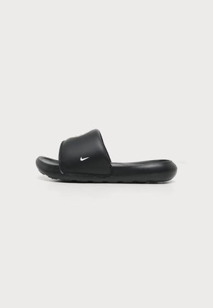 Sort Nike slip-on sandal med polstret sål og lille hvid swoosh-logo på side-strop, vist fra ydersiden.