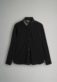 Schwarzes Baumwoll-Hemd mit langen Ärmeln, einem kontrastierenden schwarzen Lederkragen, knopfbarer Vorderseite und lockerer Passform. Glatte Textur mit dezentem Glanz.