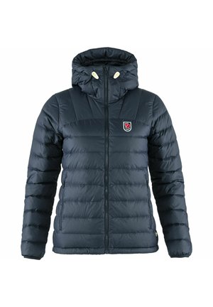 Donkerblauwe gewatteerde jas met capuchon, voorzien van een rits aan de voorkant, een geregen ontwerp en een klein logo op de linkerborst. Gladde textuur.