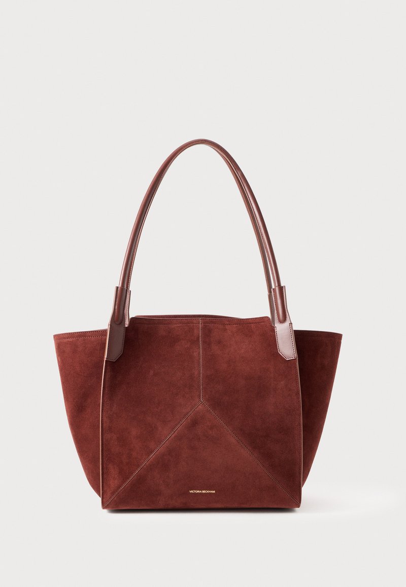 Τσάντα ώμου από καφέ σουέτ με σχεδίαση τριγωνικού πάνελ, αντίστοιχες δερμάτινες λαβές και ένα διακριτικό έμβλημα της μάρκας στη βάση.