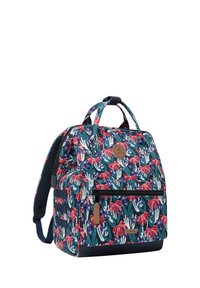 Blumenmuster-Rucksack mit marineblauem Grund, ausgestattet mit einem oberen Tragegriff, verstellbaren Trägern, einer Reißverschluss-Vortasche und einem Lederlogo-Patch.