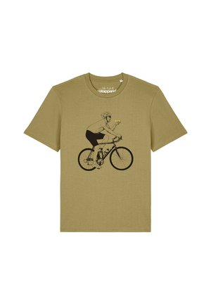 T-shirt vert olive avec impression noire d’un cycliste portant un casque, roulant à vélo et tenant un petit objet jaune dans une main.