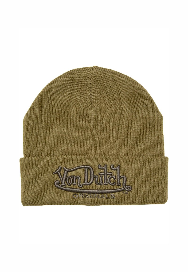Olivovo zelená pletená čiapka vyrobená z jemného materiálu, s prehnutým okrajom, na ktorom je vyšitý nápis "Von Dutch" hnedým kurzívou.