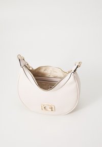 Bag a spalla in stile hobo realizzato in un materiale rosa chiaro testurizzato con dettagli del logo in oro. Presenta una cerniera dorata e una tracolla decorata con catene.