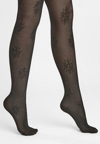 Czarnym rajstopom w wzór z płatkami śniegu. Wykonane z przezroczystego materiału, prezentujące teksturowany wygląd z nieprzezroczystymi akcentami.