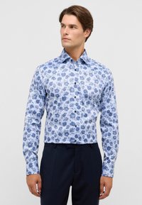 Blauwe bloemen overhemd met lange mouwen en een lichtblauwe basis, met een knoopsluiting aan de voorkant en een ontspannen pasvorm, aangevuld met zwarte knopen.